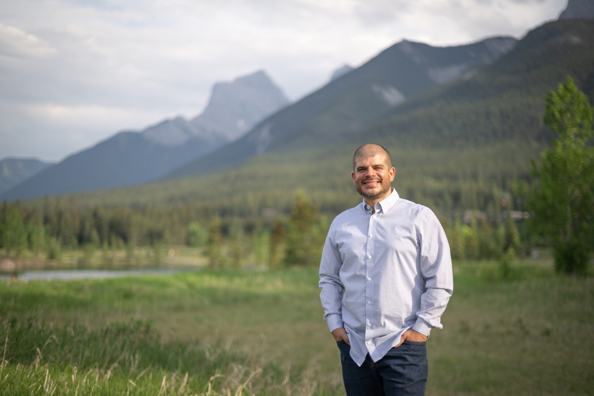 A man standing in front of some mountains